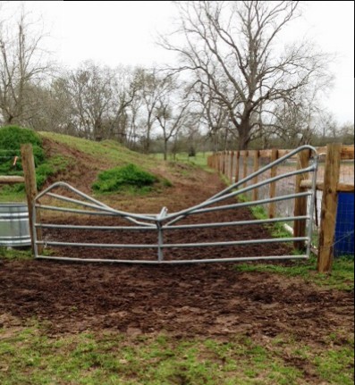 A gate does not do well when sat upon by a horse.